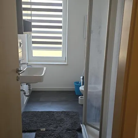 Schoene Vollausgestattete Monteurs- Gaestewohnung Naehe Raffinerie Leuna Und Geiseltalsee 0301 Apartment
