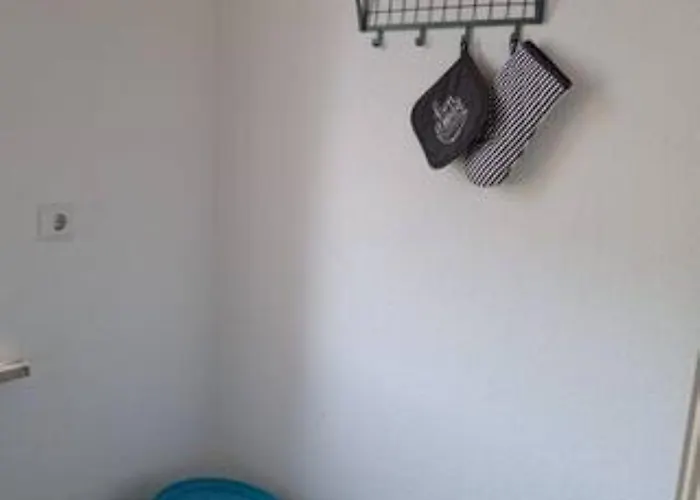 Schöne Vollausgestattete Monteurs- Gästewohnung Nähe Raffinerie Leuna Und Geiseltalsee Für 4 Personen 1 Apartment